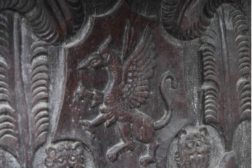 イギリスアンティーク　オーク材　全体に彫り込まれた彫刻が圧巻のキャビネット　(R-089909)