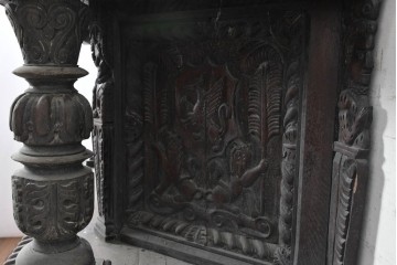イギリスアンティーク　オーク材　全体に彫り込まれた彫刻が圧巻のキャビネット　(R-089909)