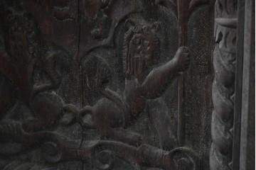 イギリスアンティーク　オーク材　全体に彫り込まれた彫刻が圧巻のキャビネット　(R-089909)