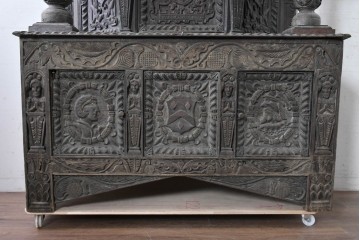 イギリスアンティーク　オーク材　全体に彫り込まれた彫刻が圧巻のキャビネット　(R-089909)