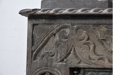 イギリスアンティーク　オーク材　全体に彫り込まれた彫刻が圧巻のキャビネット　(R-089909)
