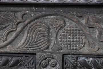 イギリスアンティーク　オーク材　全体に彫り込まれた彫刻が圧巻のキャビネット　(R-089909)