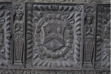 イギリスアンティーク　オーク材　全体に彫り込まれた彫刻が圧巻のキャビネット　(R-089909)