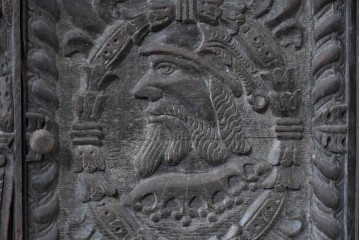 イギリスアンティーク　オーク材　全体に彫り込まれた彫刻が圧巻のキャビネット　(R-089909)