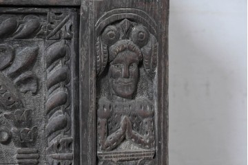イギリスアンティーク　オーク材　全体に彫り込まれた彫刻が圧巻のキャビネット　(R-089909)
