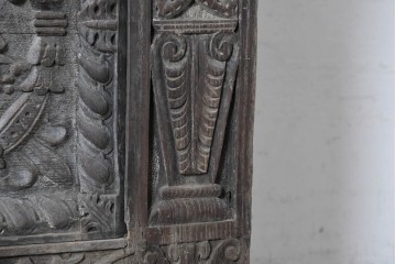 イギリスアンティーク　オーク材　全体に彫り込まれた彫刻が圧巻のキャビネット　(R-089909)