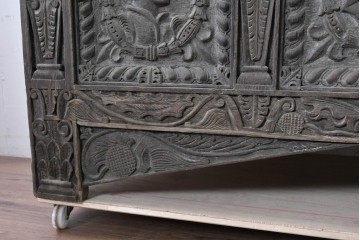 イギリスアンティーク　オーク材　全体に彫り込まれた彫刻が圧巻のキャビネット　(R-089909)