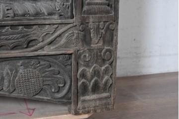 イギリスアンティーク　オーク材　全体に彫り込まれた彫刻が圧巻のキャビネット　(R-089909)