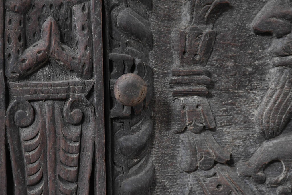 イギリスアンティーク　オーク材　全体に彫り込まれた彫刻が圧巻のキャビネット　(R-089909)