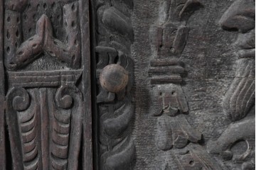 イギリスアンティーク　オーク材　全体に彫り込まれた彫刻が圧巻のキャビネット　(R-089909)