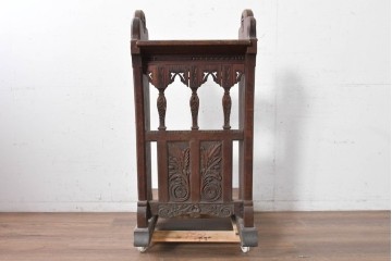 フランスアンティーク　1880年から1910年頃　希少!!　オーク材　ディスプレイラックとしてもおすすめ!　植物文様の彫刻が美しい祈祷台　(R-089910)