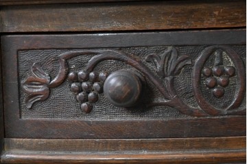イギリスアンティーク　1920年頃　オーク材　葡萄の彫刻とバルボスレッグが印象的な引き出し付きコンソールテーブル　(R-089911)