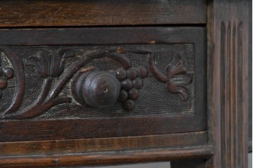 イギリスアンティーク　1920年頃　オーク材　葡萄の彫刻とバルボスレッグが印象的な引き出し付きコンソールテーブル　(R-089911)