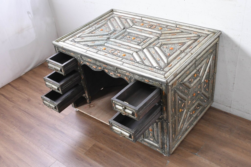ヴィンテージ　モロッコ　全体を覆うシルバーの輝きが美しい!　全面に彫金が施されたニーホールデスク　(R-089914)