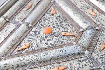 ヴィンテージ　モロッコ　全体を覆うシルバーの輝きが美しい!　全面に彫金が施されたニーホールデスク　(R-089914)