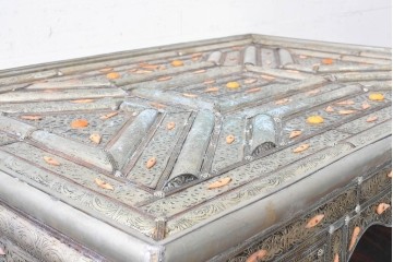 ヴィンテージ　モロッコ　全体を覆うシルバーの輝きが美しい!　全面に彫金が施されたニーホールデスク　(R-089914)