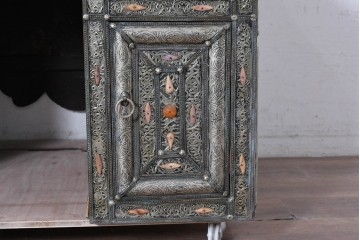 ヴィンテージ　モロッコ　全体を覆うシルバーの輝きが美しい!　全面に彫金が施されたニーホールデスク　(R-089914)