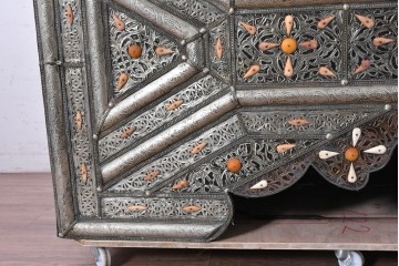 ヴィンテージ　モロッコ　全体を覆うシルバーの輝きが美しい!　全面に彫金が施されたニーホールデスク　(R-089914)