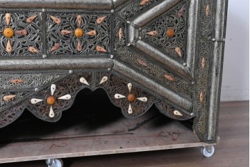 ヴィンテージ　モロッコ　全体を覆うシルバーの輝きが美しい!　全面に彫金が施されたニーホールデスク　(R-089914)