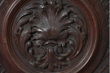 イギリスアンティーク　1920年頃　高級品　マホガニー材　優美な彫刻を随所に施した大型サイドボード　(R-089915)