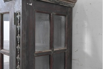 アジアンヴィンテージ　バリ　チーク材　アーチ型のフォルムと繊細な彫刻が美しいショーケース　(R-089916)