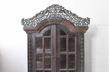 アジアンヴィンテージ　バリ　チーク材　アーチ型のフォルムと繊細な彫刻が美しいショーケース　(R-089916)