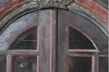 アジアンヴィンテージ　バリ　チーク材　アーチ型のフォルムと繊細な彫刻が美しいショーケース　(R-089916)