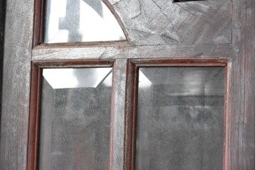 アジアンヴィンテージ　バリ　チーク材　アーチ型のフォルムと繊細な彫刻が美しいショーケース　(R-089916)