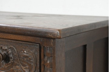イギリスヴィンテージ　1950年から1960年頃　オーク材　花をモチーフにした彫刻が華やかなサイドキャビネット　(R-089917)