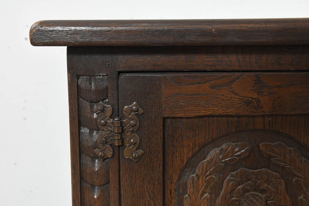 イギリスヴィンテージ　1950年から1960年頃　オーク材　花をモチーフにした彫刻が華やかなサイドキャビネット　(R-089917)