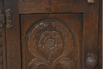 イギリスヴィンテージ　1950年から1960年頃　オーク材　花をモチーフにした彫刻が華やかなサイドキャビネット　(R-089917)
