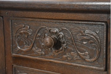 イギリスヴィンテージ　1950年から1960年頃　オーク材　花をモチーフにした彫刻が華やかなサイドキャビネット　(R-089917)