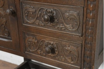 イギリスヴィンテージ　1950年から1960年頃　オーク材　花をモチーフにした彫刻が華やかなサイドキャビネット　(R-089917)