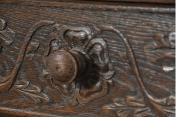 イギリスヴィンテージ　1950年から1960年頃　オーク材　花をモチーフにした彫刻が華やかなサイドキャビネット　(R-089917)