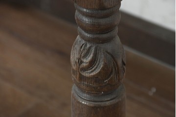 イギリスヴィンテージ　1950年から1960年頃　オーク材　花をモチーフにした彫刻が華やかなサイドキャビネット　(R-089917)