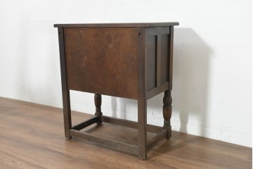 イギリスヴィンテージ　1950年から1960年頃　オーク材　花をモチーフにした彫刻が華やかなサイドキャビネット　(R-089917)