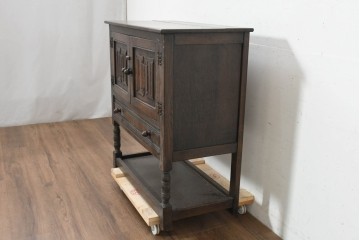 イギリスヴィンテージ　1950年から1960年頃　オーク材　リネンフォールドの意匠と挽物脚が印象的な小ぶりなキャビネット　(R-089921)