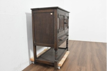 イギリスヴィンテージ　1950年から1960年頃　オーク材　リネンフォールドの意匠と挽物脚が印象的な小ぶりなキャビネット　(R-089921)