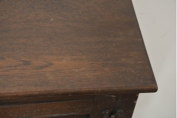 イギリスヴィンテージ　1950年から1960年頃　オーク材　リネンフォールドの意匠と挽物脚が印象的な小ぶりなキャビネット　(R-089921)