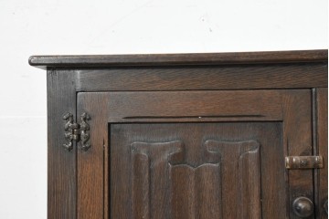 イギリスヴィンテージ　1950年から1960年頃　オーク材　リネンフォールドの意匠と挽物脚が印象的な小ぶりなキャビネット　(R-089921)