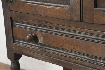 イギリスヴィンテージ　1950年から1960年頃　オーク材　リネンフォールドの意匠と挽物脚が印象的な小ぶりなキャビネット　(R-089921)