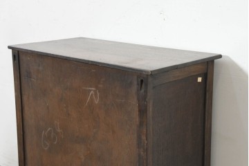イギリスヴィンテージ　1950年から1960年頃　オーク材　リネンフォールドの意匠と挽物脚が印象的な小ぶりなキャビネット　(R-089921)