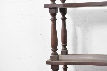 イギリスヴィンテージ　挽き物加工が施された支柱が上品なオープンラック　(R-089922)