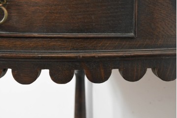 イギリスアンティーク　1920年頃　オーク材　曲線的なフォルムが上品なコーナーサイドテーブル　(R-089923)