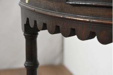 イギリスアンティーク　1920年頃　オーク材　曲線的なフォルムが上品なコーナーサイドテーブル　(R-089923)