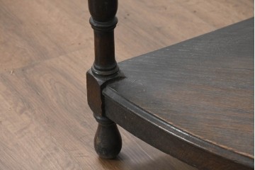 イギリスアンティーク　1920年頃　オーク材　曲線的なフォルムが上品なコーナーサイドテーブル　(R-089923)