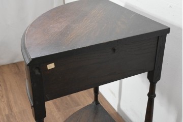 イギリスアンティーク　1920年頃　オーク材　曲線的なフォルムが上品なコーナーサイドテーブル　(R-089923)