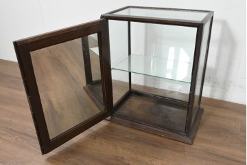 イギリスアンティーク　1930年頃　背面ミラーがコレクションを引き立てる卓上ガラスケース　(R-089924)