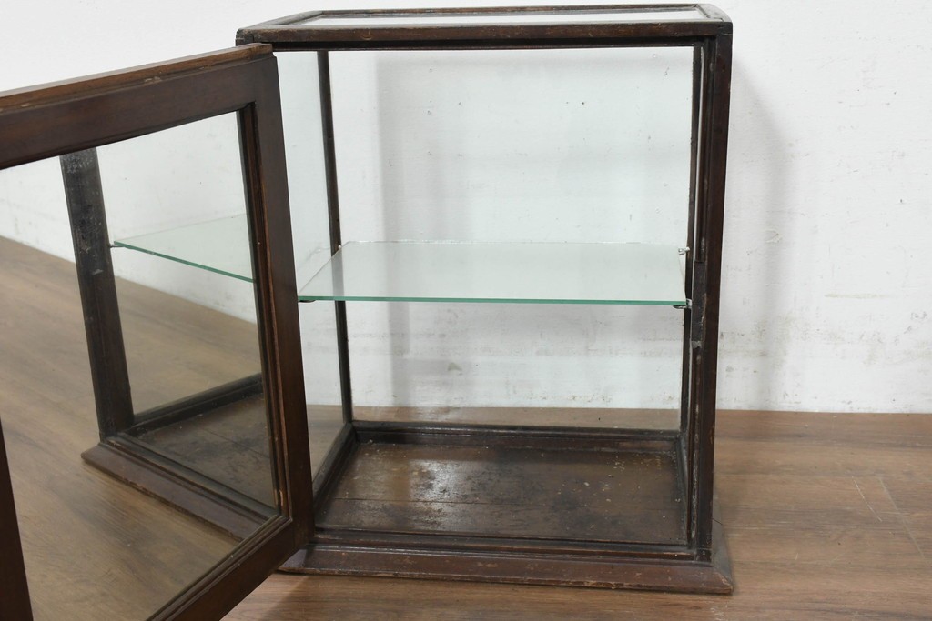イギリスアンティーク　1930年頃　背面ミラーがコレクションを引き立てる卓上ガラスケース　(R-089924)