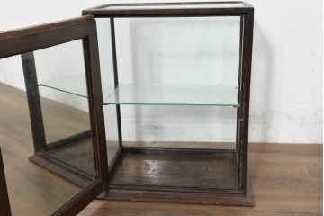 イギリスアンティーク　1930年頃　背面ミラーがコレクションを引き立てる卓上ガラスケース　(R-089924)